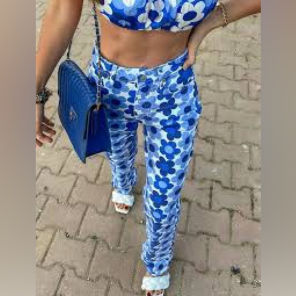 Zara
High Rise Straight Leg Fit Jeans Floral Print (16) - Picture 2 of 6